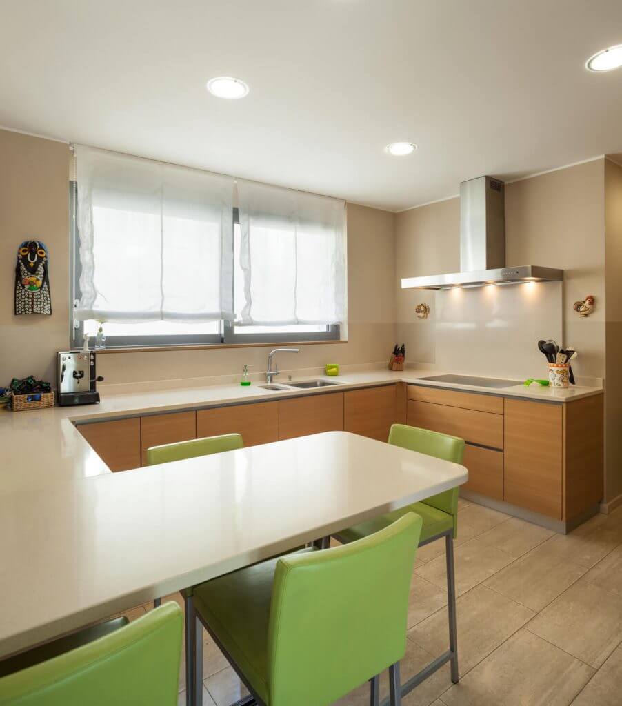 cocina en acabado madera con península para mesa