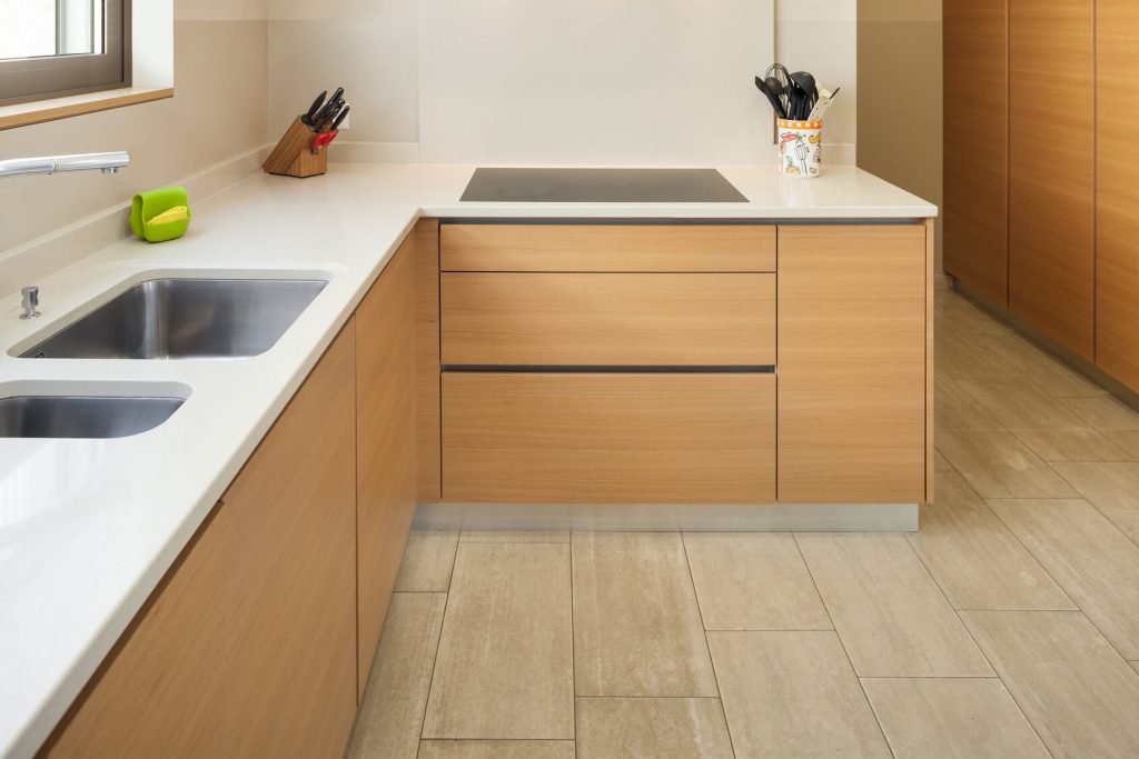 Cocina sin tiradores Vitoria - Madera y blanco