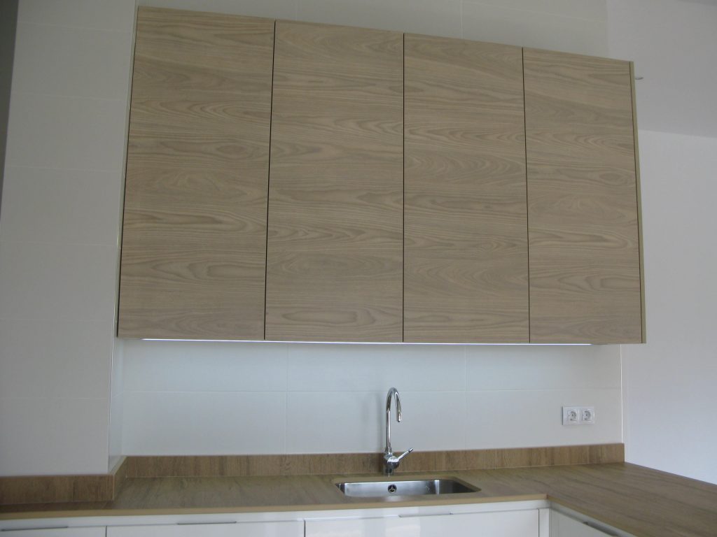 Cocina blanca y madera
