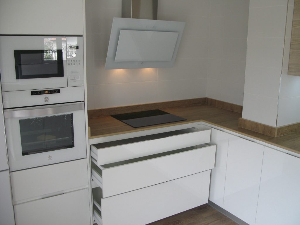 Cocina blanca y madera