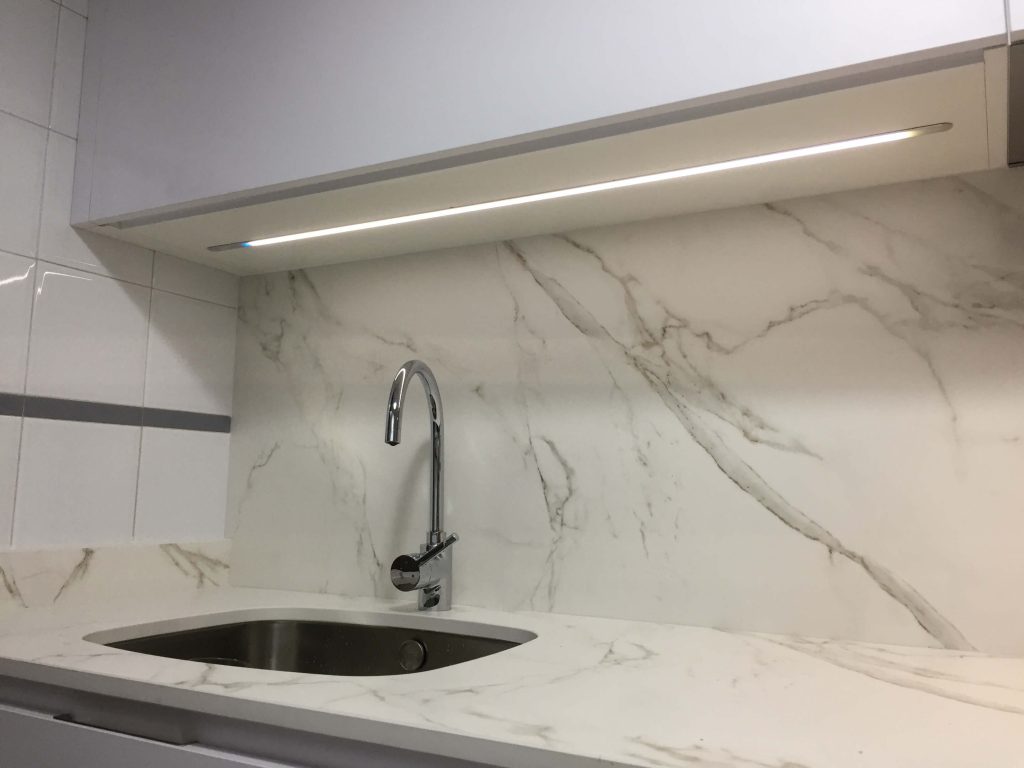 Cocina sin tiradores con encimera de cuarzo