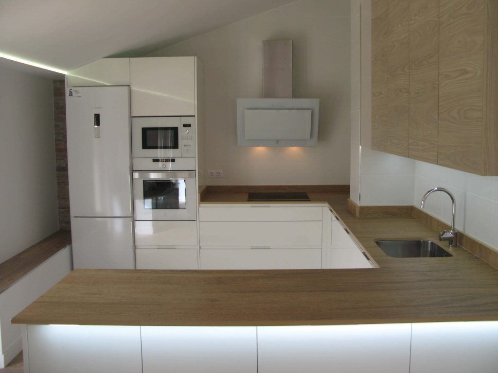 cocina en blanco y madera con encimera simulación madera en Dekton Valterra