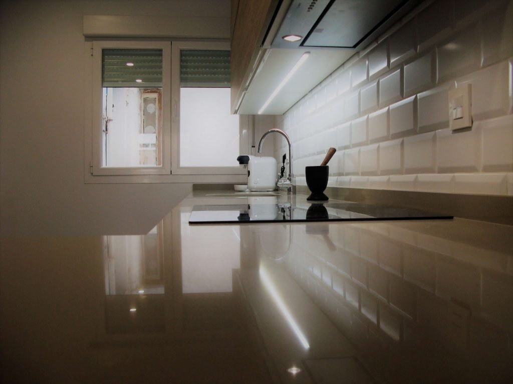 Muebles de cocina en Madera Rustic 2 y blanco. Detalle altos abatibles