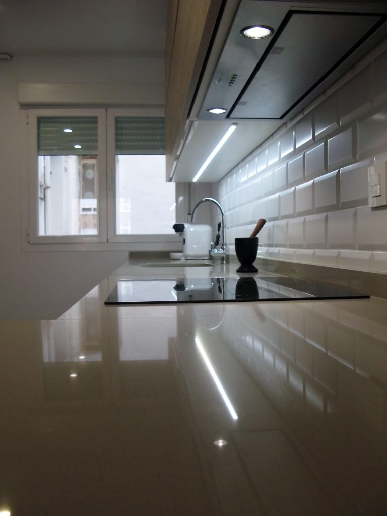 Cocina blanca y madera