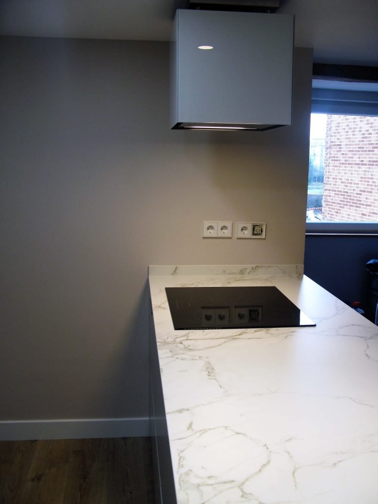 Cocina con isla de cocina en Dekton Entzo