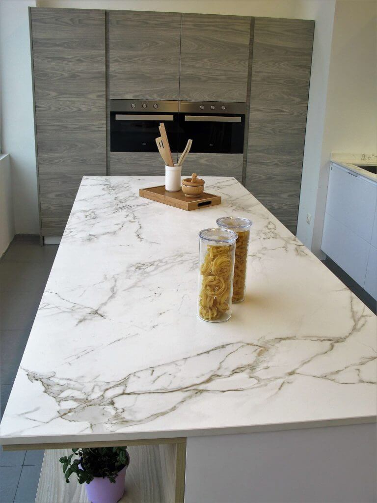 cocina con isla de cocina en Dekton Entzo