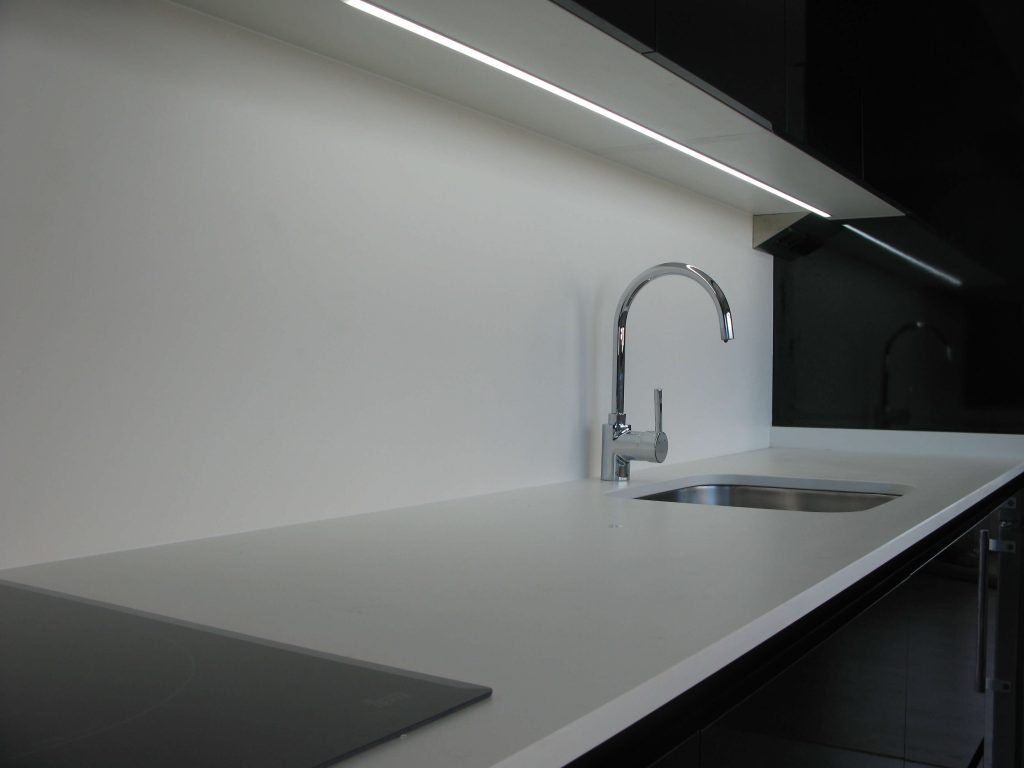 Cocina alargada en negro Duropall brillo canteado en láser. Detalle LED integrado