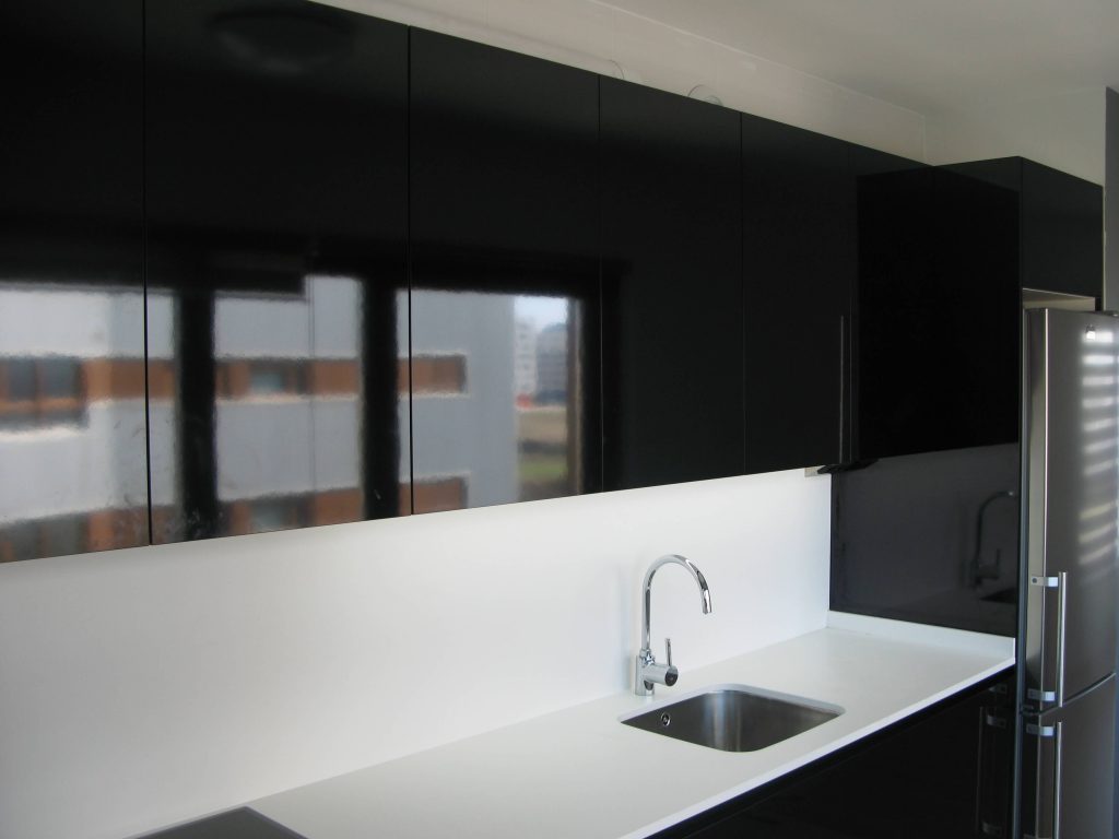 Cocina negra con gola