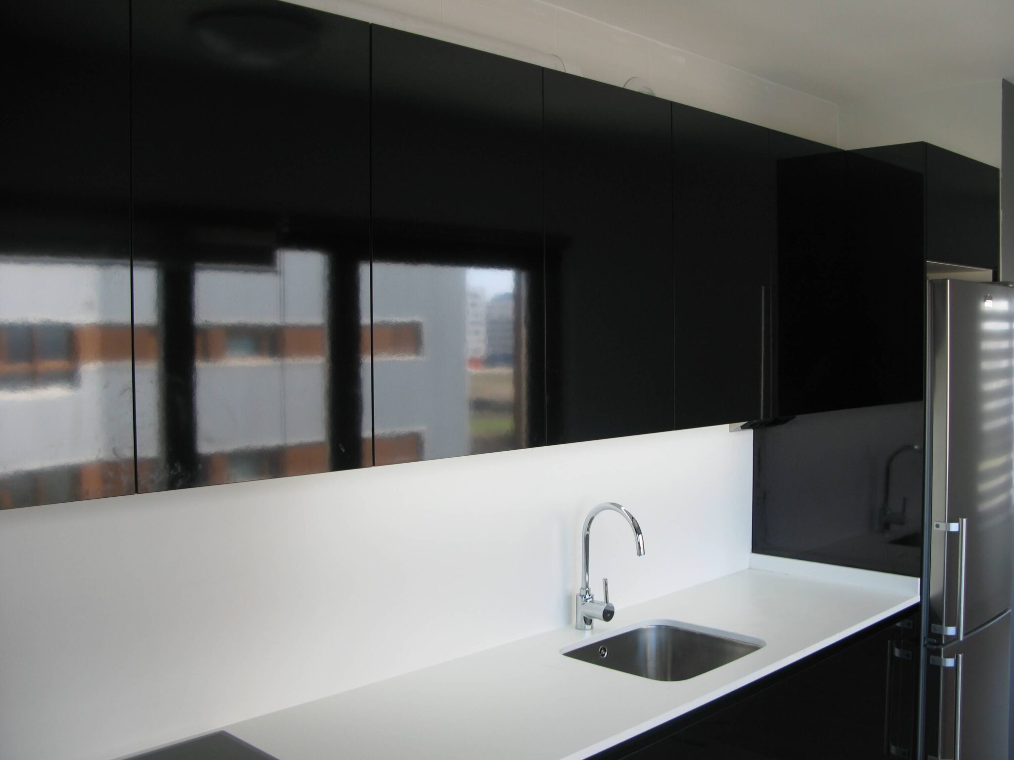 Cocina negra con gola