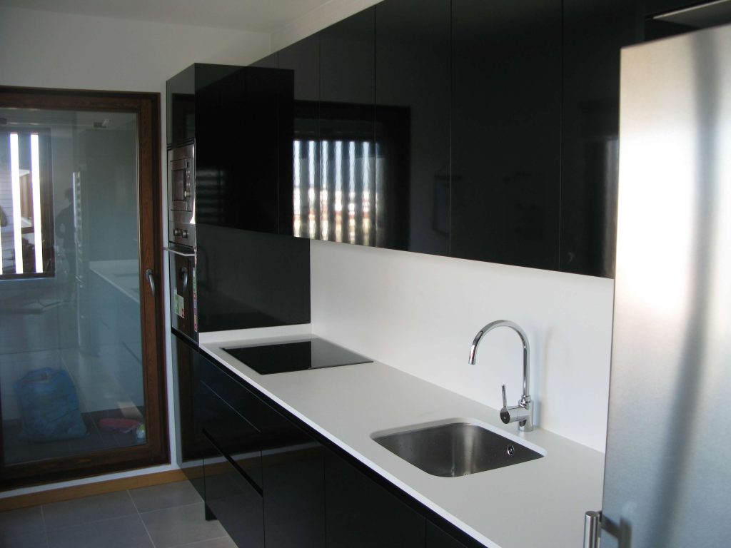 Cocina alargada en negro Duropal brillo canteado en láser. Vista gereral