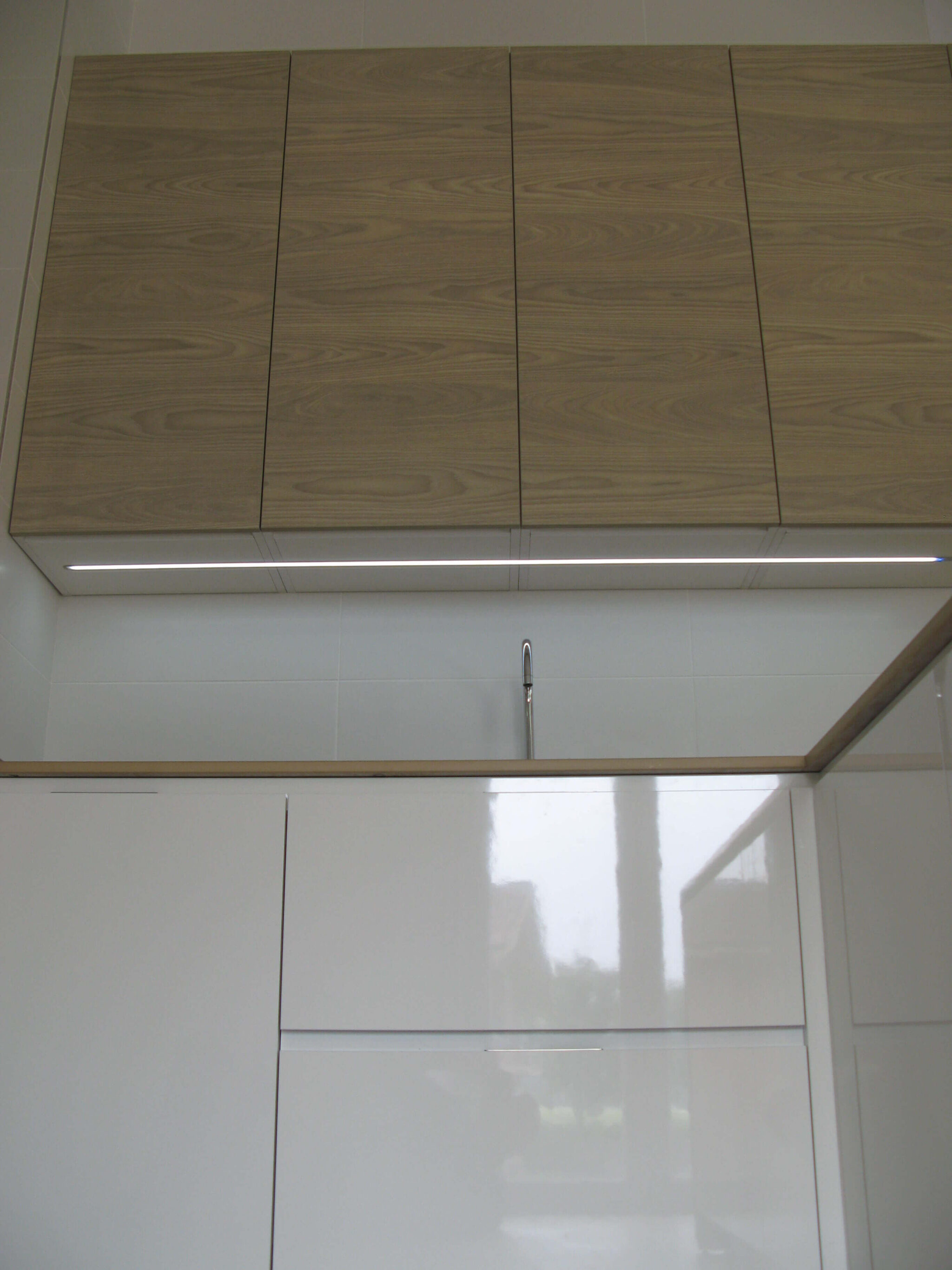 cocina en blanco y meadera con encimera simulación madera en Dekton Valterra
