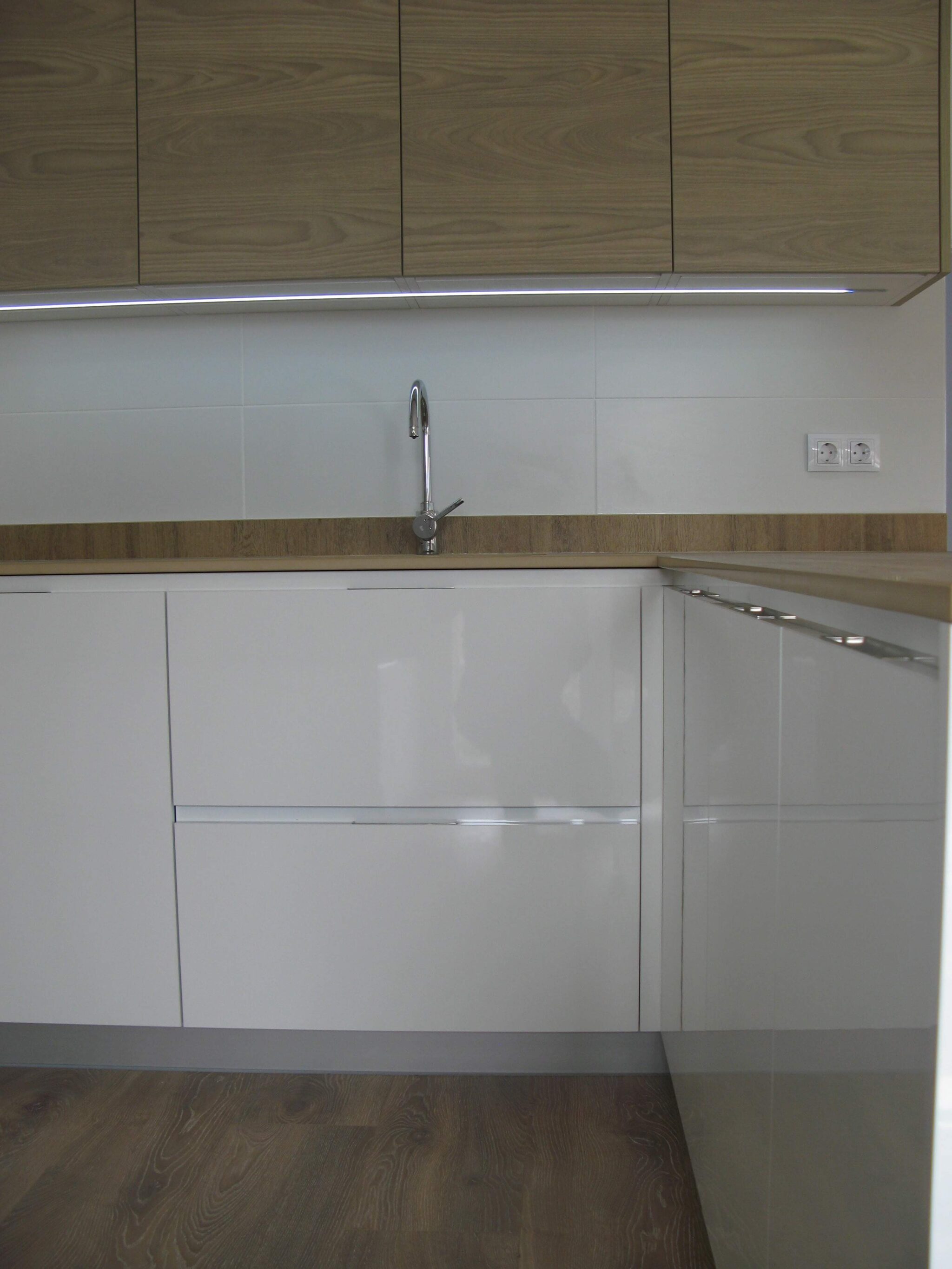 cocina en blanco y meadera con encimera simulación madera en Dekton Valterra