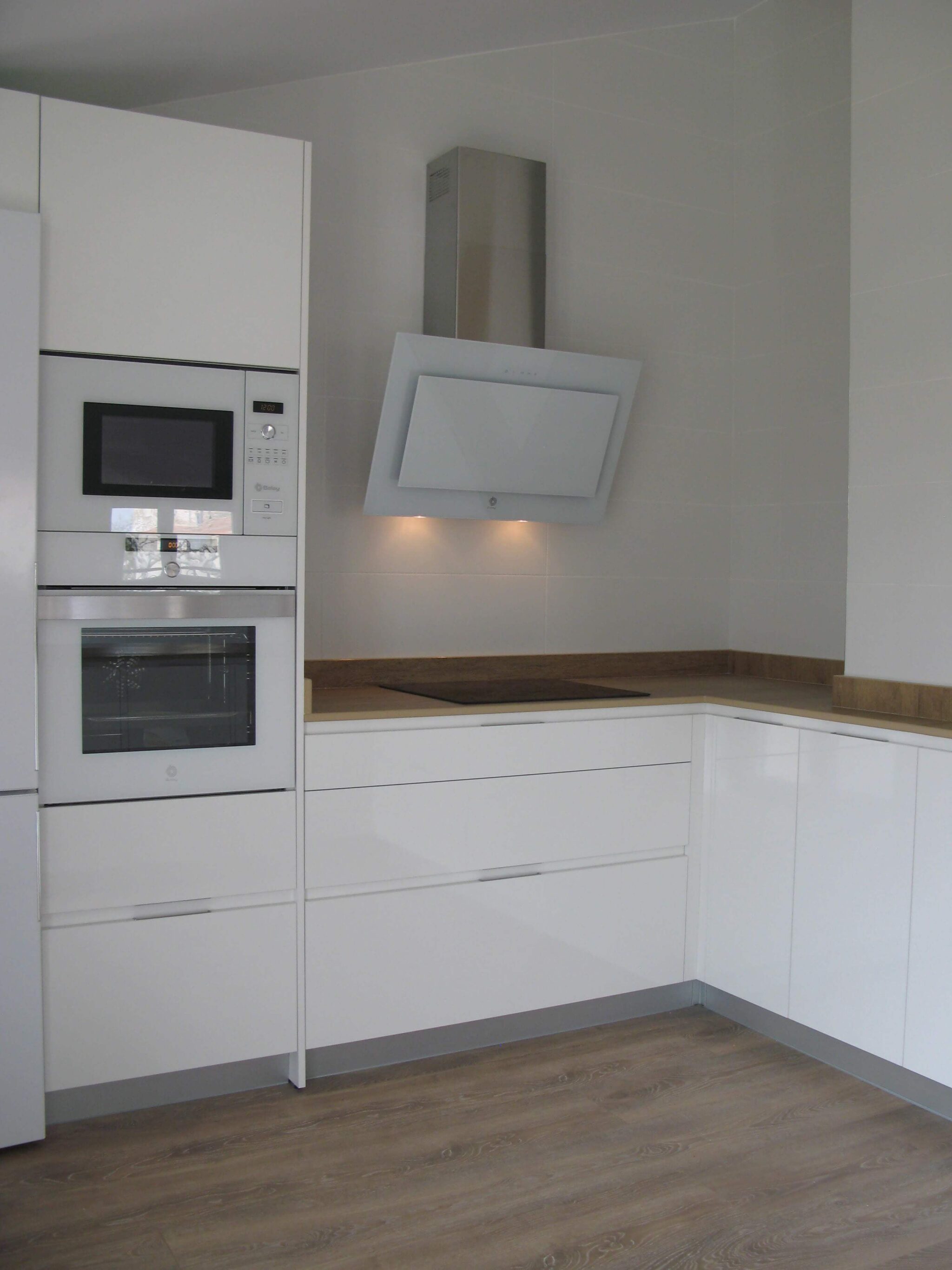 cocina en blanco y meadera con encimera simulación madera en Dekton Valterra