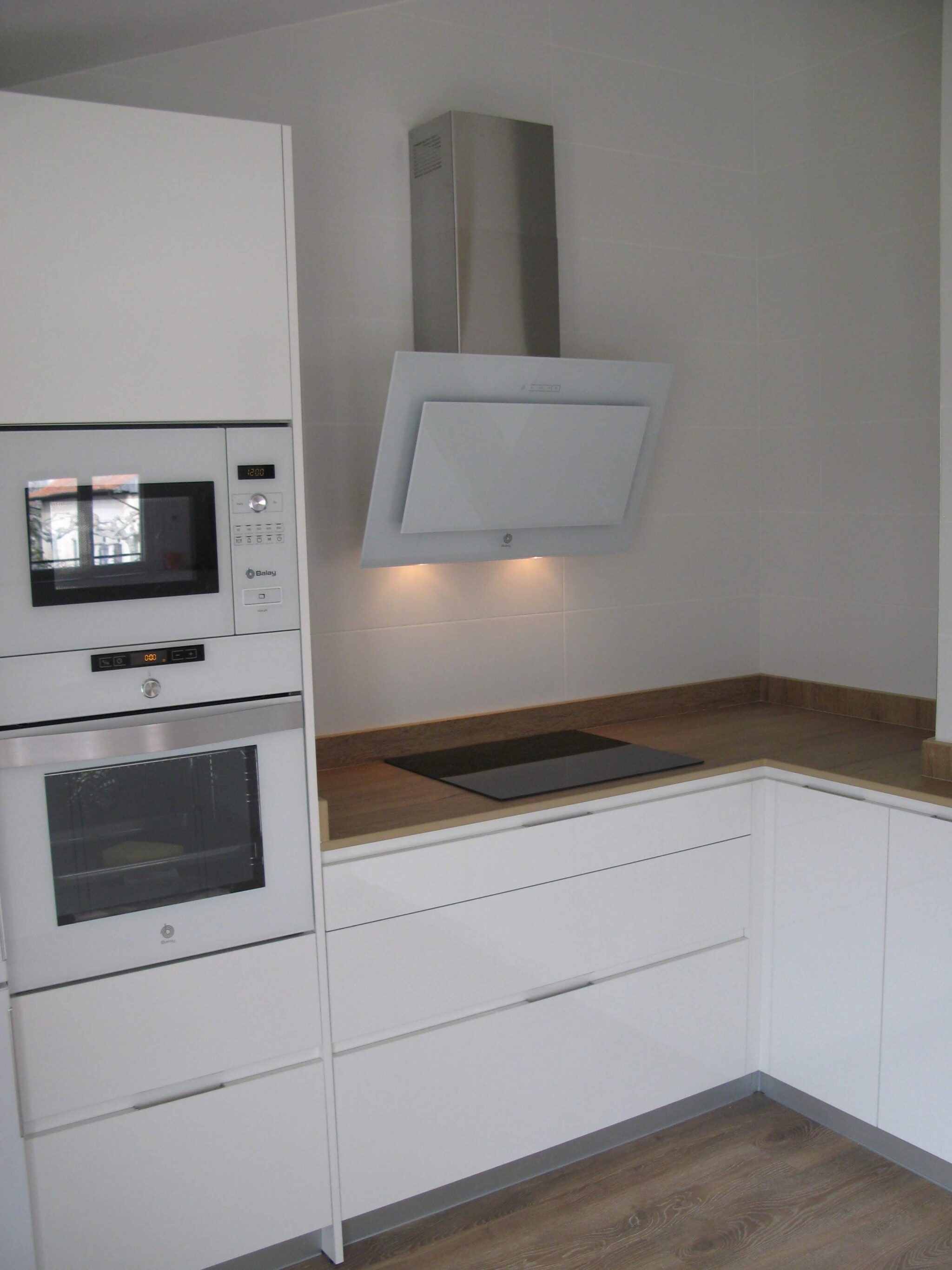 cocina en blanco y meadera con encimera simulación madera en Dekton Valterra