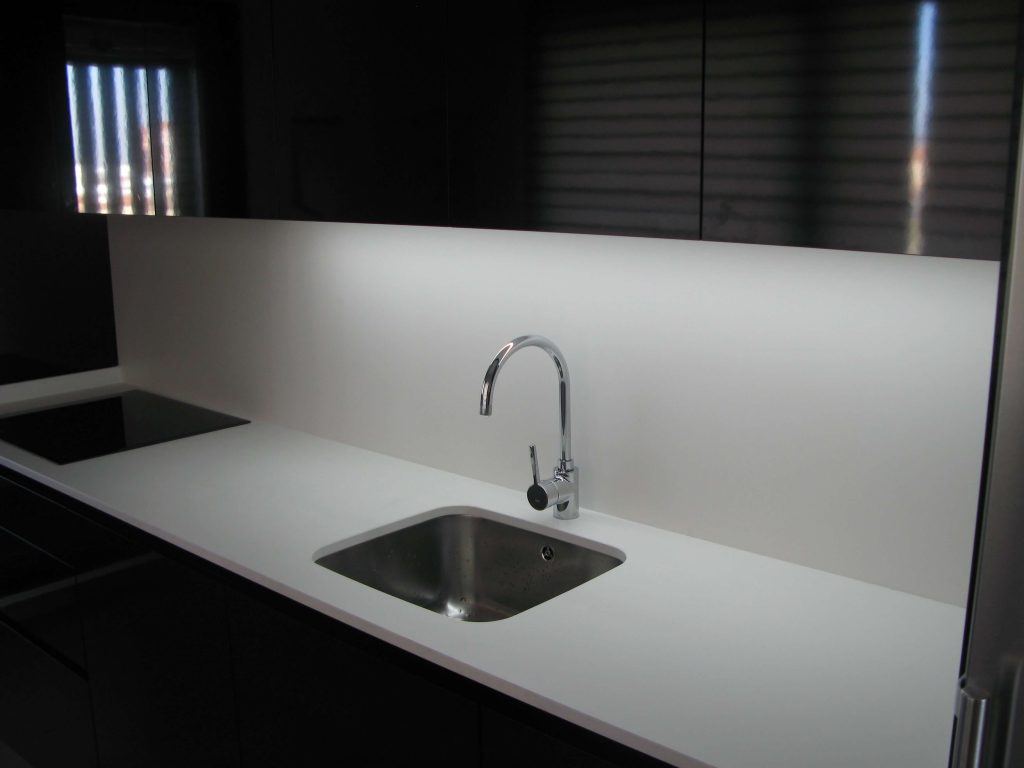 Cocina negra con gola