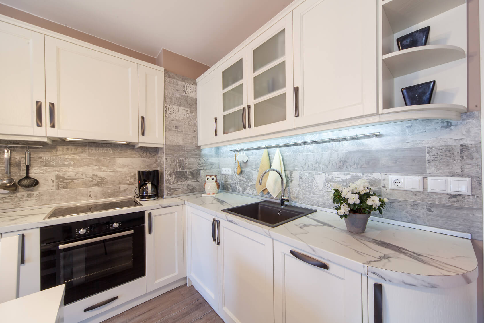 Cocina en puerta enmarcada lacada blanco mate