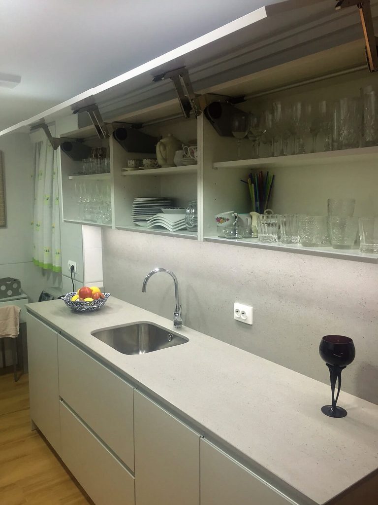 Cocina blanca con uñero