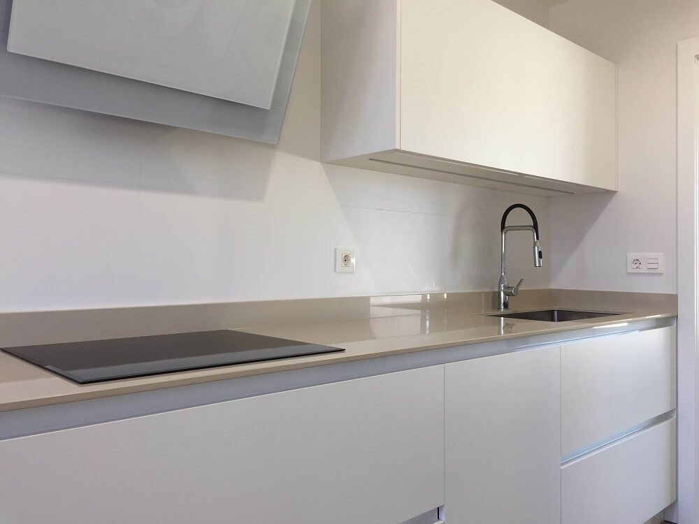 cocina blanca con gola