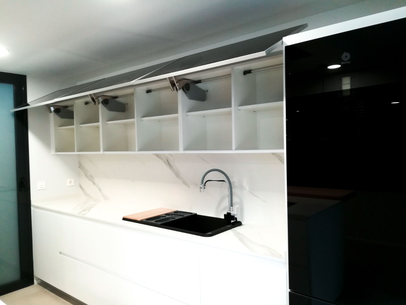 Cocina blanco y negro moderna