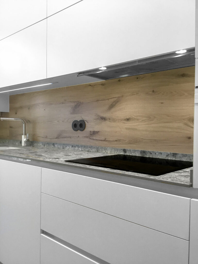 Cocina blanca y encimera de granito con frigorífico Side by Side