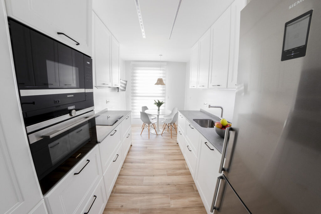 Cocina con tiradores en blanco, negro y gris | Tierra HOME Design