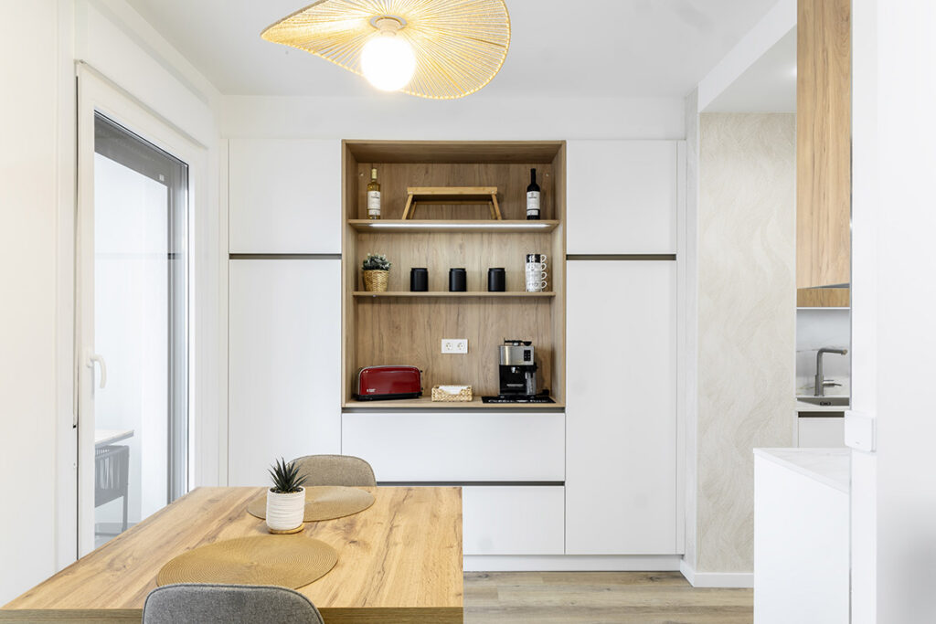 Cocina moderna en color blanco y madera, con desayunador.