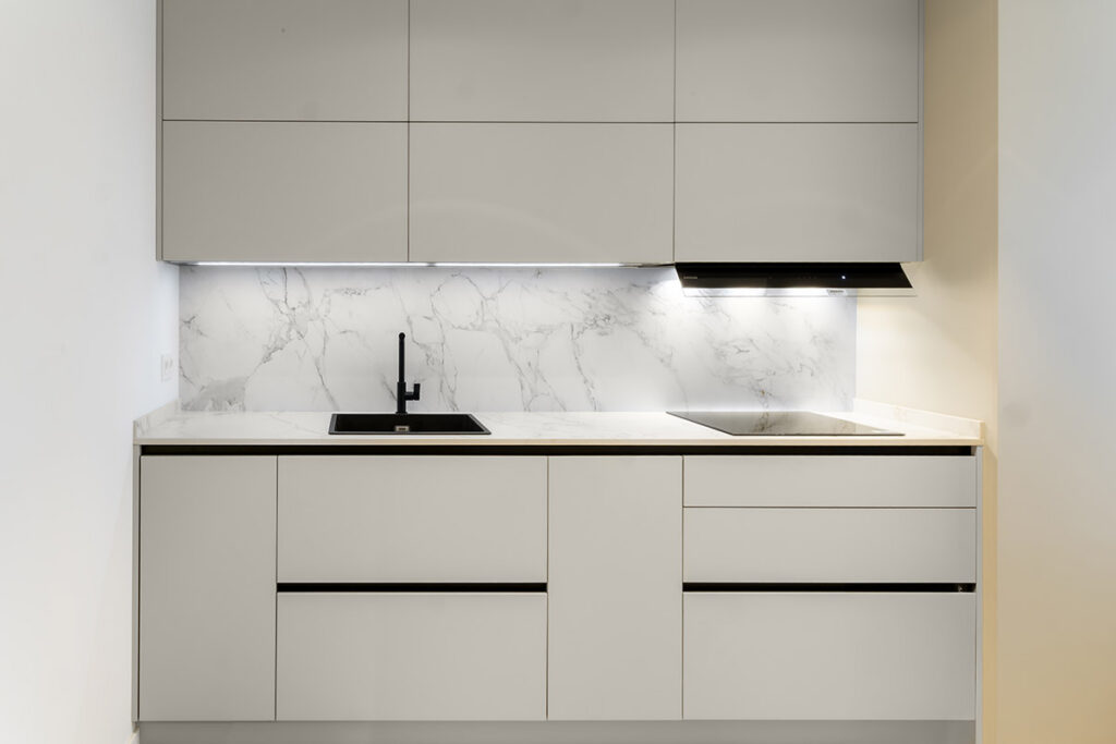 Cocina gris sin tiradores (tiplo gola)